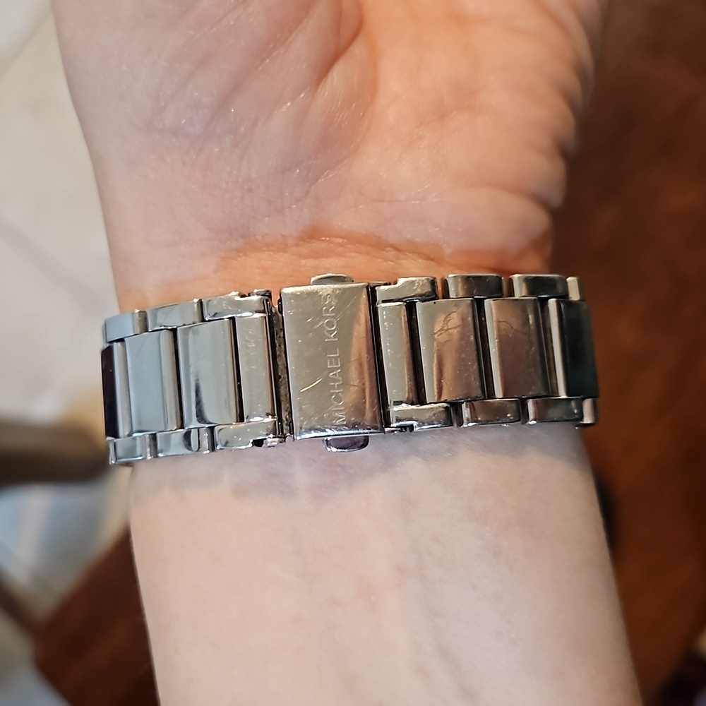 Michael Kors silver watch - Picture 3 of 3